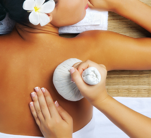 مساج كمادات الأعشاب Herbal Compress Massage
